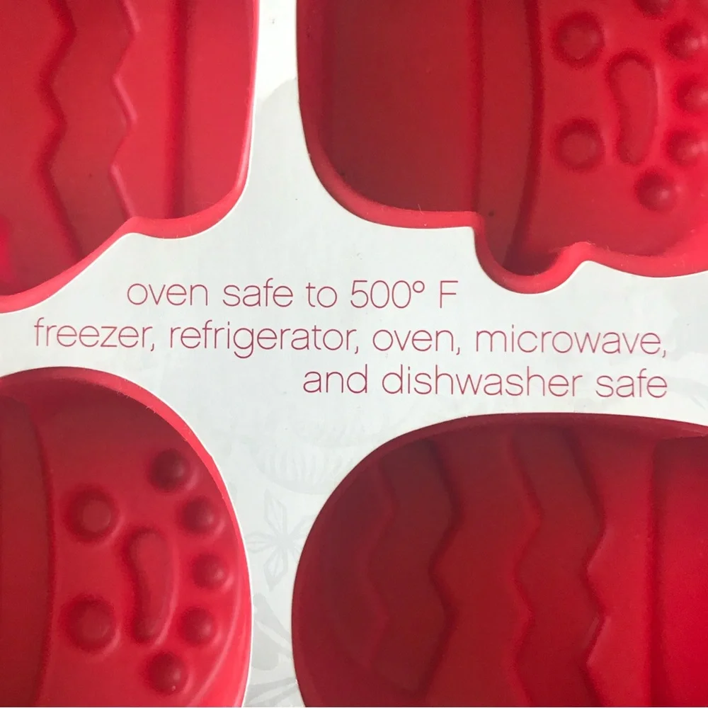 New WILTON 6 Cavity Silicone Muffin Pan Snowman Mitten Christmas Holidays Winter
